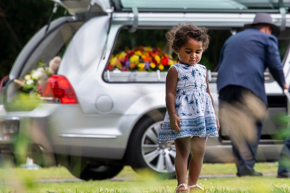 A foto que está a comover o mundo: criança triste no funeral de menino de três anos