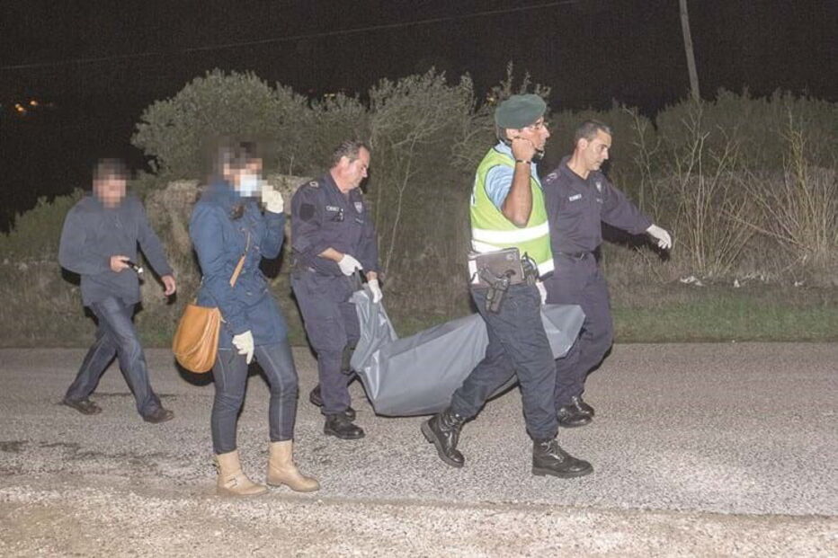 Corpo a ser recolhido pela polícia a 17 de outubro de 2015