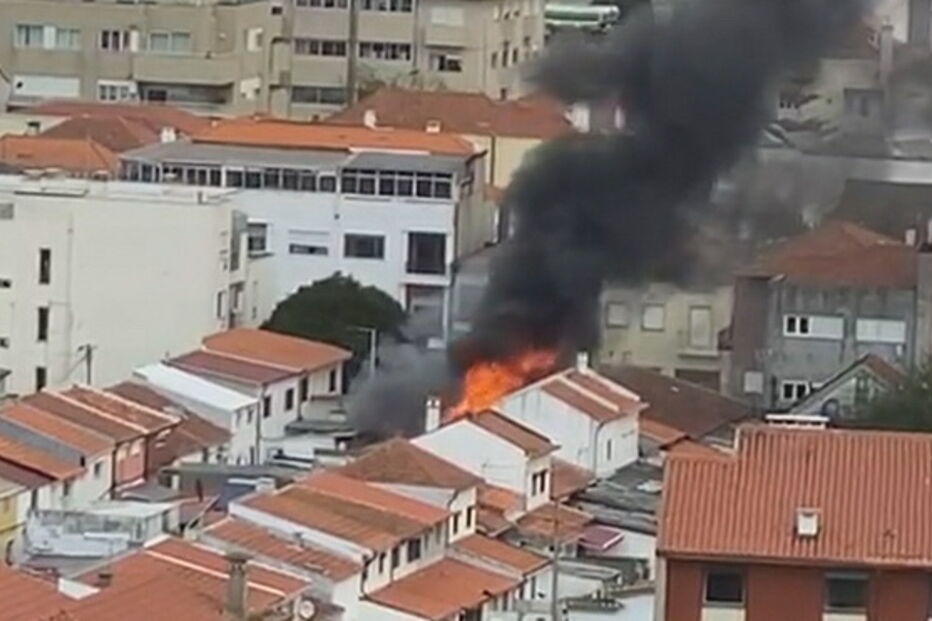 Incêndio deflagra em habitação no centro do Porto