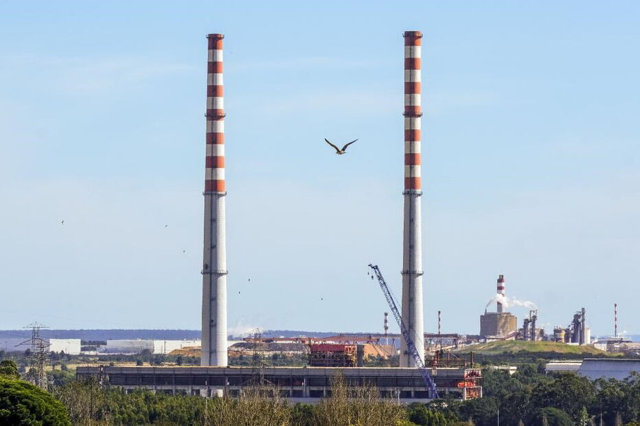 Demolição das chaminés da Central Termoelétrica de Setúbal adiada devido a 