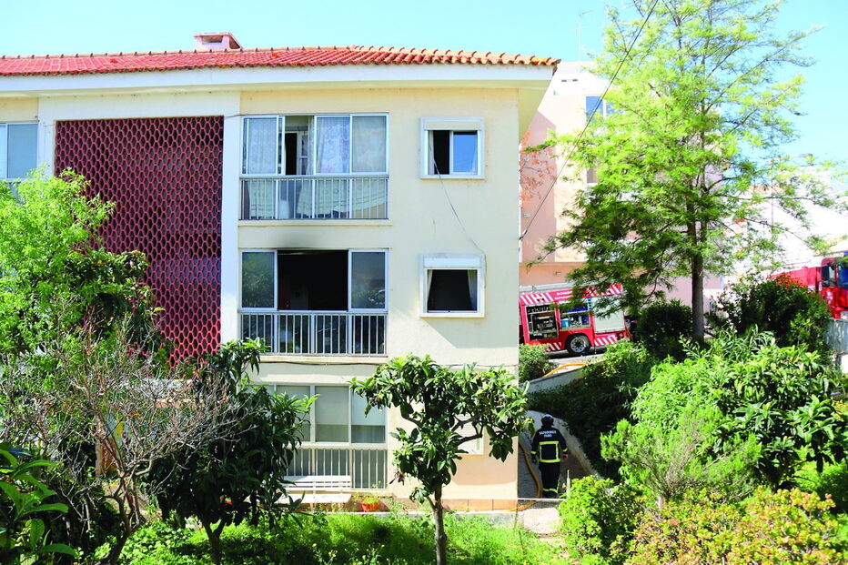 Fogo em sala deixa mulher desalojada em Faro