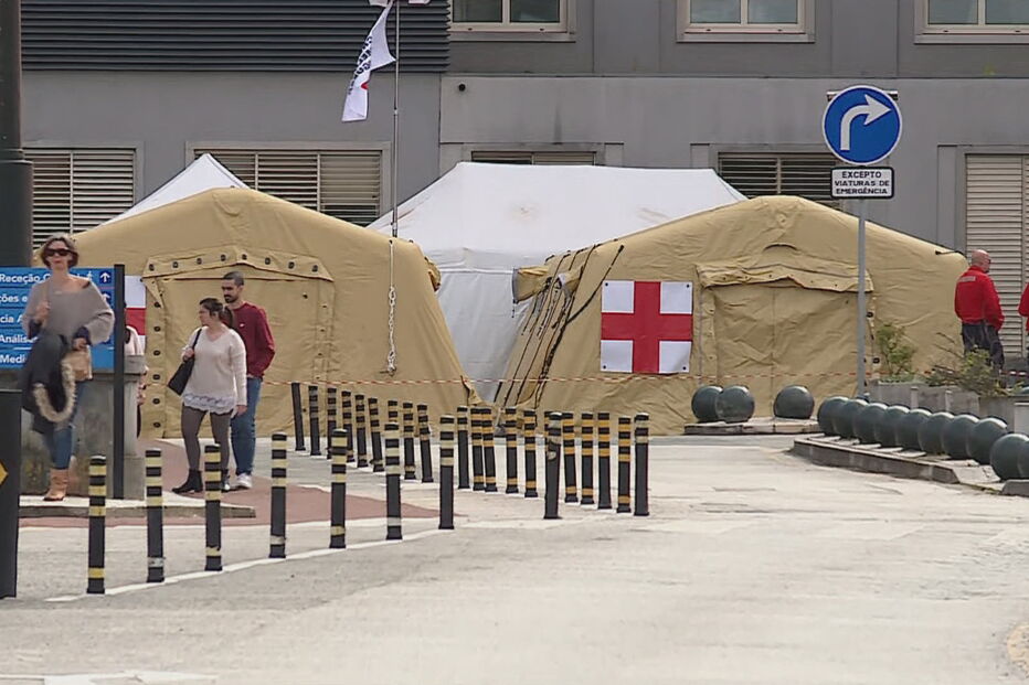 Tendas da Cruz Vermelha instaladas junto à urgência do Santa Maria para isolar casos suspeitos de coronavírus