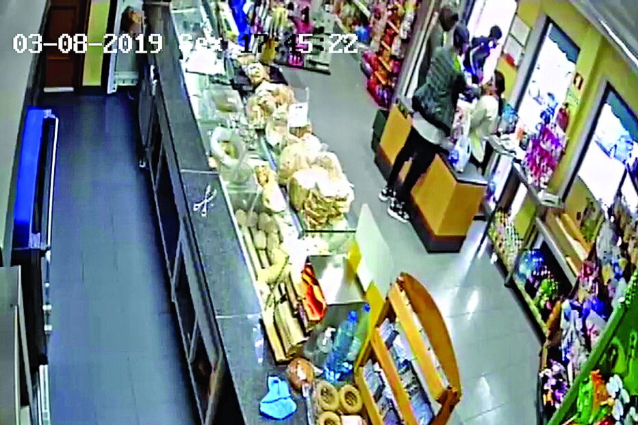 Tentam roubar dinheiro e pagam batatas fritas em minimercado