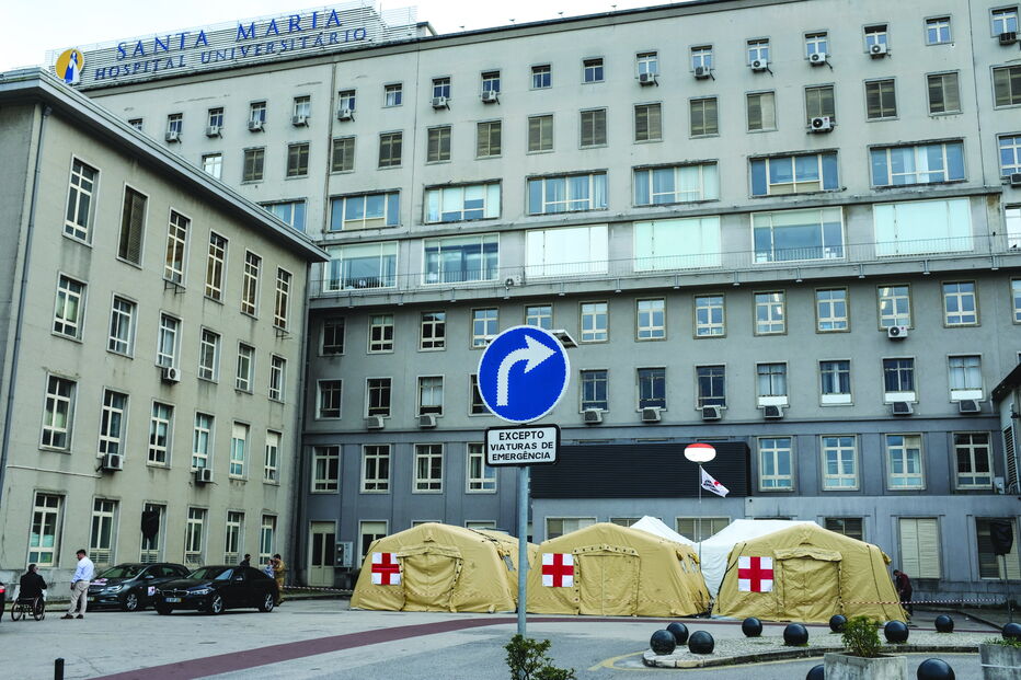 A Cruz Vermelha instalou ontem um hospital de campanha no Santa Maria, Lisboa   