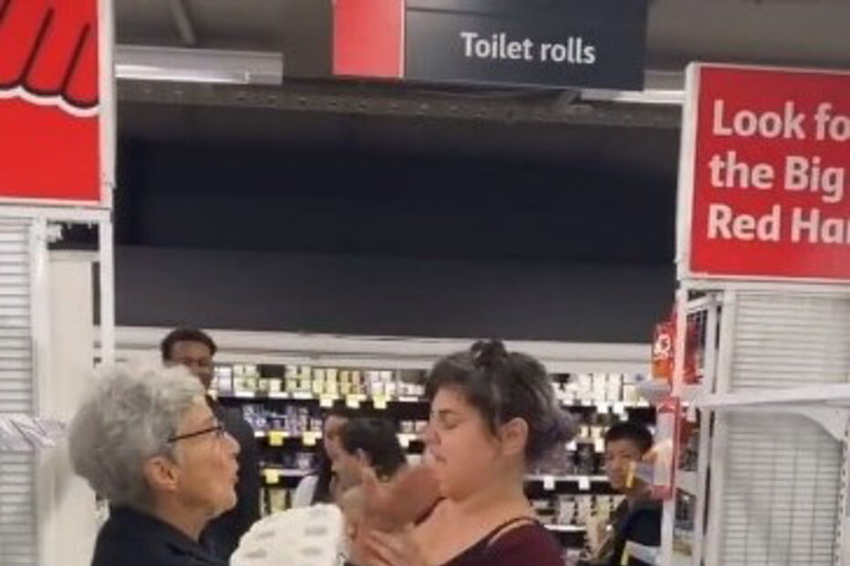 Corrida aos supermercados é provocada pelo surto do vírus.