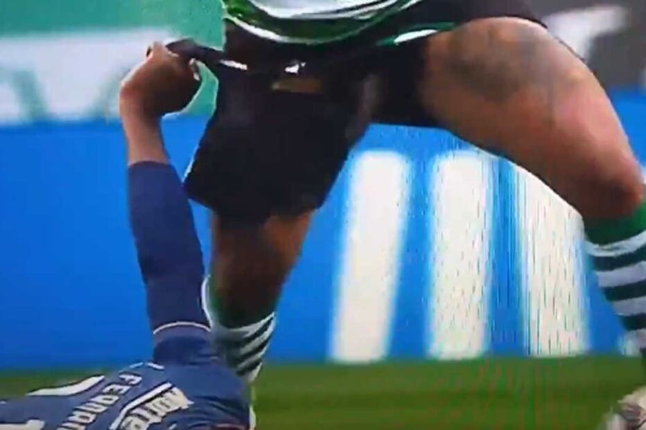 Wendel ficou com os genitais à mostra durante jogo de futebol