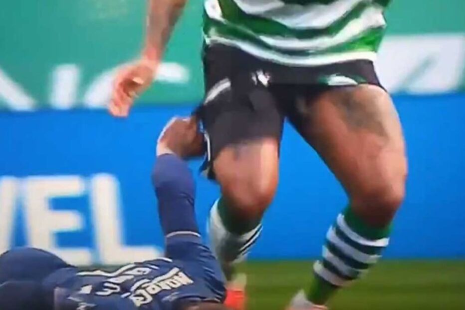 Wendel ficou com os genitais à mostra durante jogo de futebol