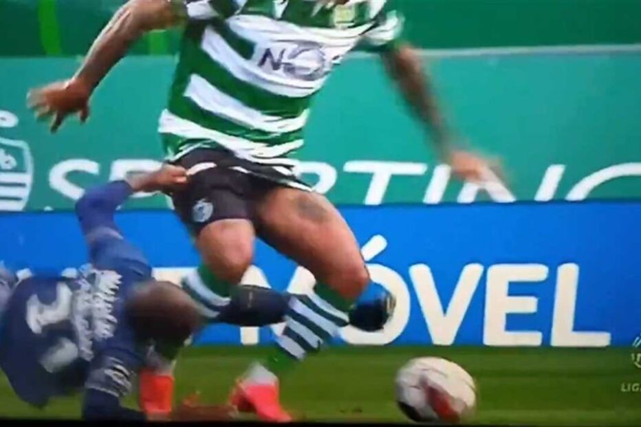 Wendel ficou com os genitais à mostra durante jogo de futebol