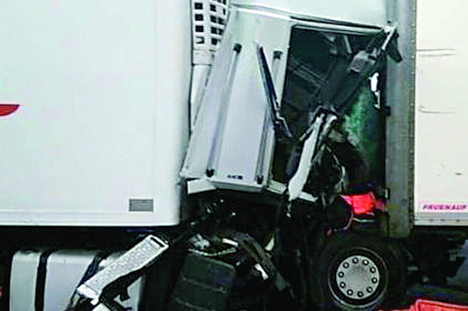 Cabine do camião onde seguia ficou praticamente desfeita 