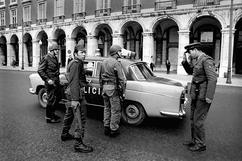 Salgueiro Maia (ao centro) é símbolo do 25 de Abril 