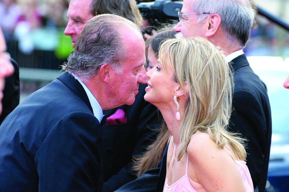 Juan Carlos com Corinna Larsen em 2006. Justiça investiga doação milionária do monarca à ex-amante 