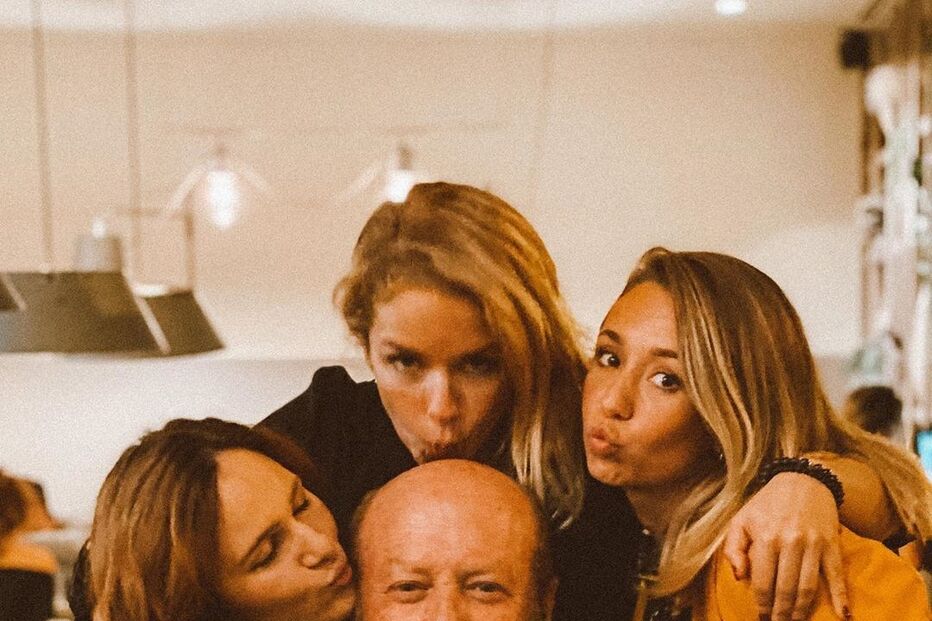 Madalena Brandão jantou com o elenco de 'Super Pai' para comemorar o pedido de casamento