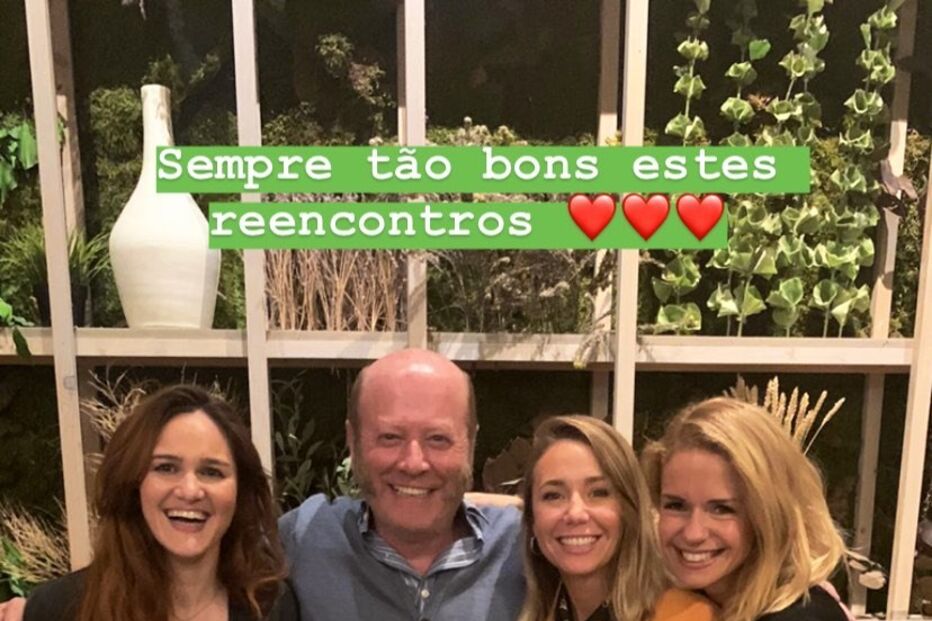 Madalena Brandão jantou com o elenco de 'Super Pai' para comemorar o pedido de casamento