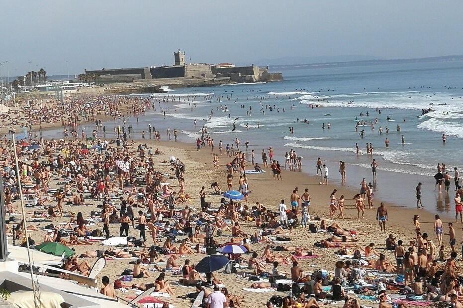 Praia de Carcavelos cheia em dia que foi decretada pandemia devido ao coronavírus	