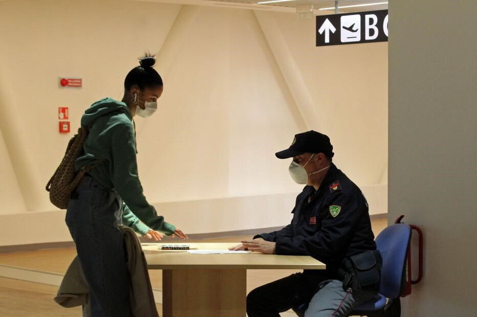 Um passageiro no controlo de segurança do aeroporto de Roma, Itália