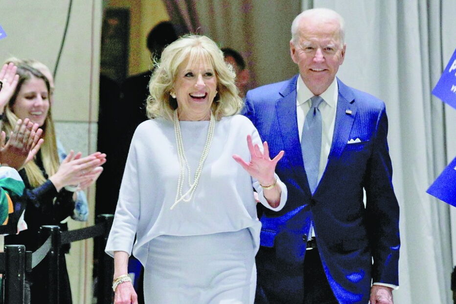 Joe Biden (na foto com a mulher, Jill) foi o grande vencedor das Primárias de terça-feira 