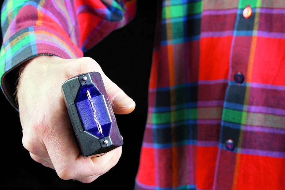 Ladrões usaram uma pistola elétrica (taser) durante um assalto a uma casa, sequestrando a vítima   