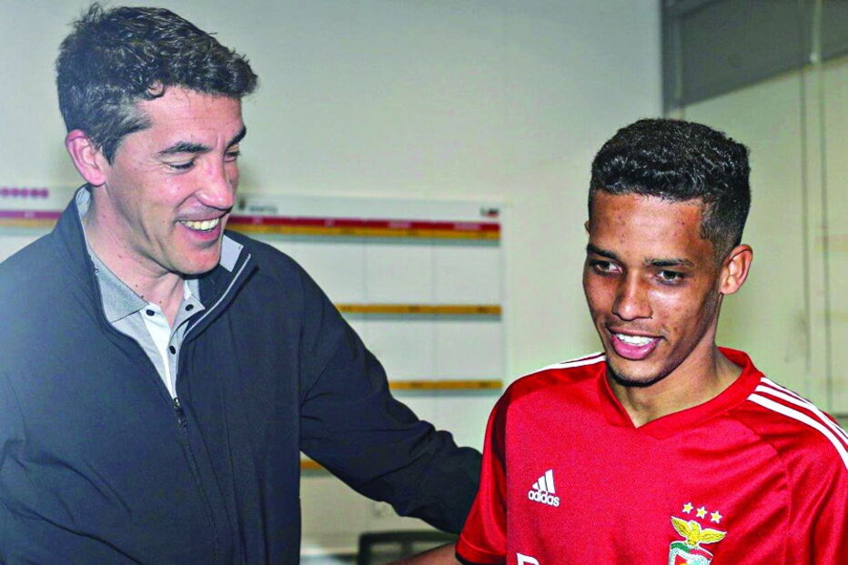 Jogador foi saudado por Bruno Lage à chegada ao Seixal 