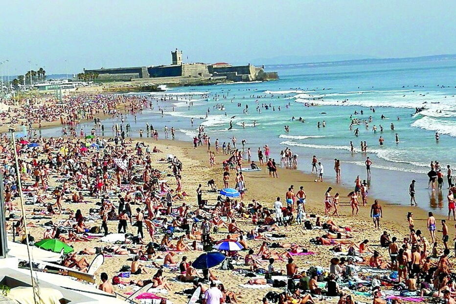 Alunos passam dia nas praias da Linha de Cascais apesar dos avisos sobre coronavírus