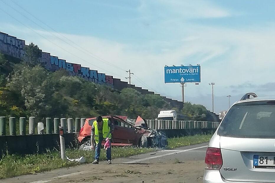 Carro em chamas após despiste na A2 no Seixal 