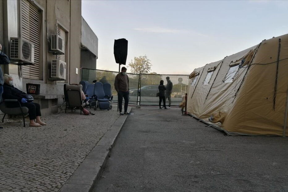 Pessoas na rua à espera para fazer o teste da Covid-19 no Hospital de Santa Maria