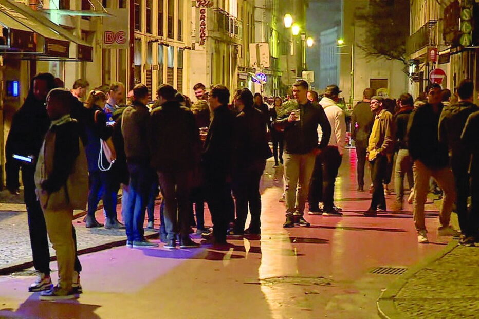 Coronavírus não trava diversão no Cais do Sodré em Lisboa