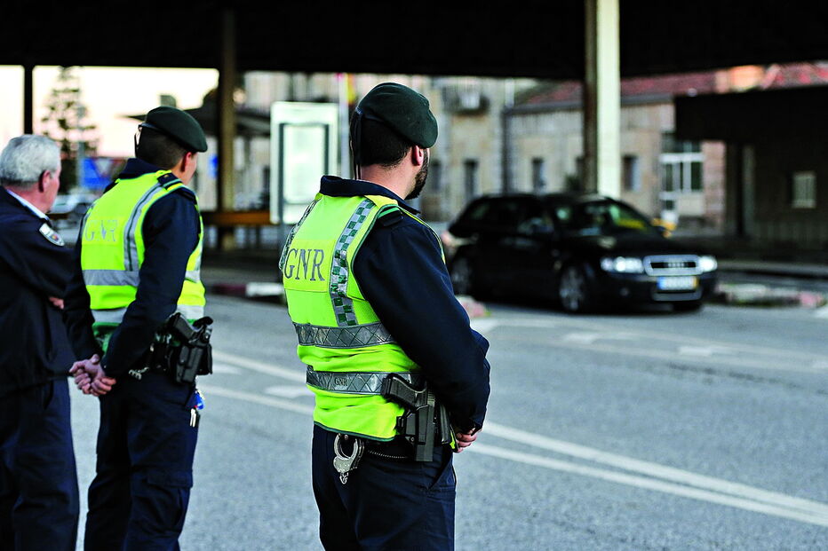 Elementos da GNR e do SEF, sem qualquer tipo de proteção, observaram a passagem dos carros que ontem entraram pela maior fronteira terrestre do País 