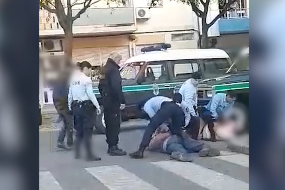 Homem cospe em cima de pessoas e grita que está infetado por coronavírus nas ruas de Loulé