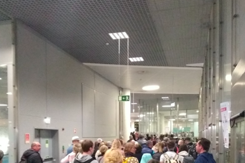 Aglomerado de passageiros de todo o Mundo enchem Aeroporto de Lisboa