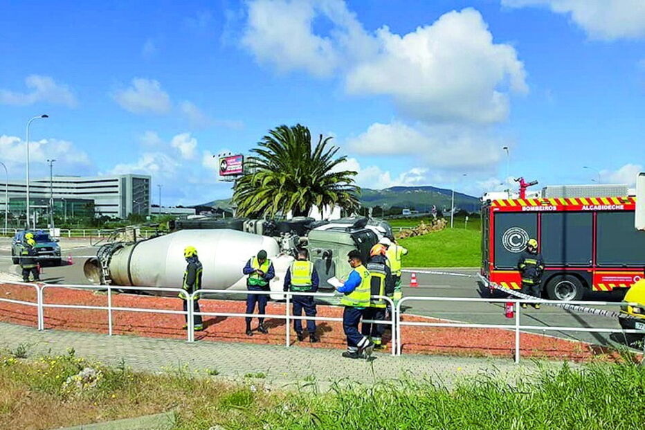 Camião tomba com betão em Cascais