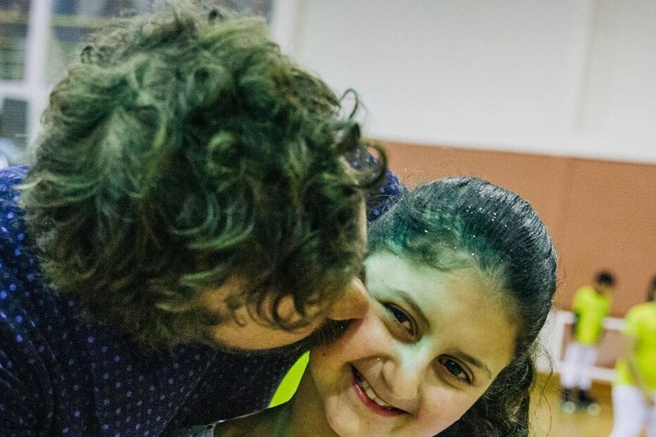 João Manzarra com menina com cancro