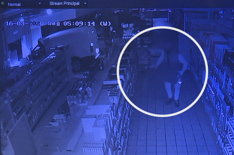 Dupla de assaltantes irrompe com carro contra montra de supermercado e rouba comida em Gaia