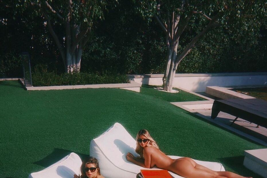 Demi Rose e a amiga despem-se na quarentena para aproveitar o sol