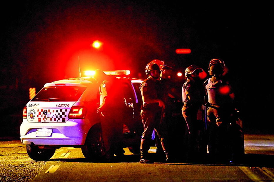 Polícia tentou controlar motins e recapturar foragidos