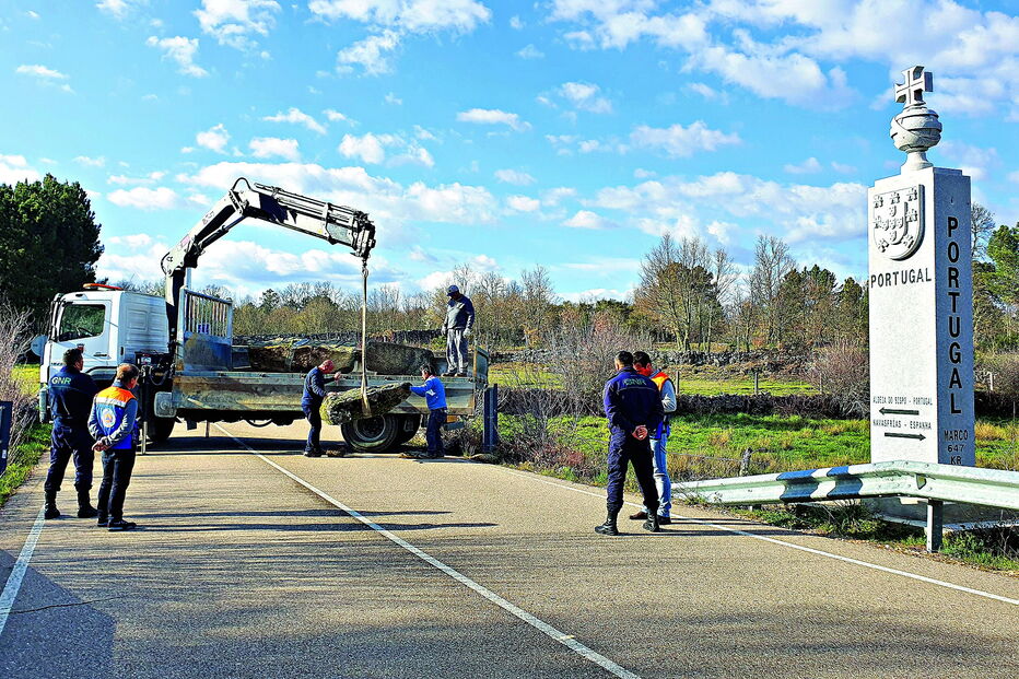Fronteira de Aldeia do Bispo, no Sabugal, foi encerrada com blocos de pedra e de betão, sob o olhar da GNR