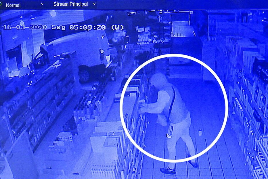 Assalto foi registado pelas câmaras de videovigilância do supermercado