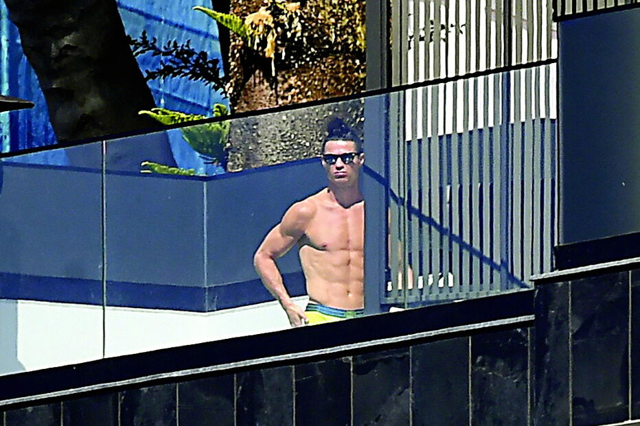 Cristiano Ronaldo apanha sol junto à piscina