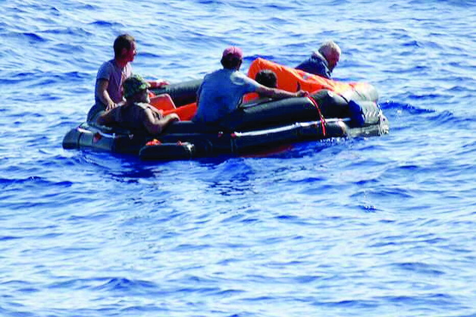 Militares resgatam após 4 dias no mar  