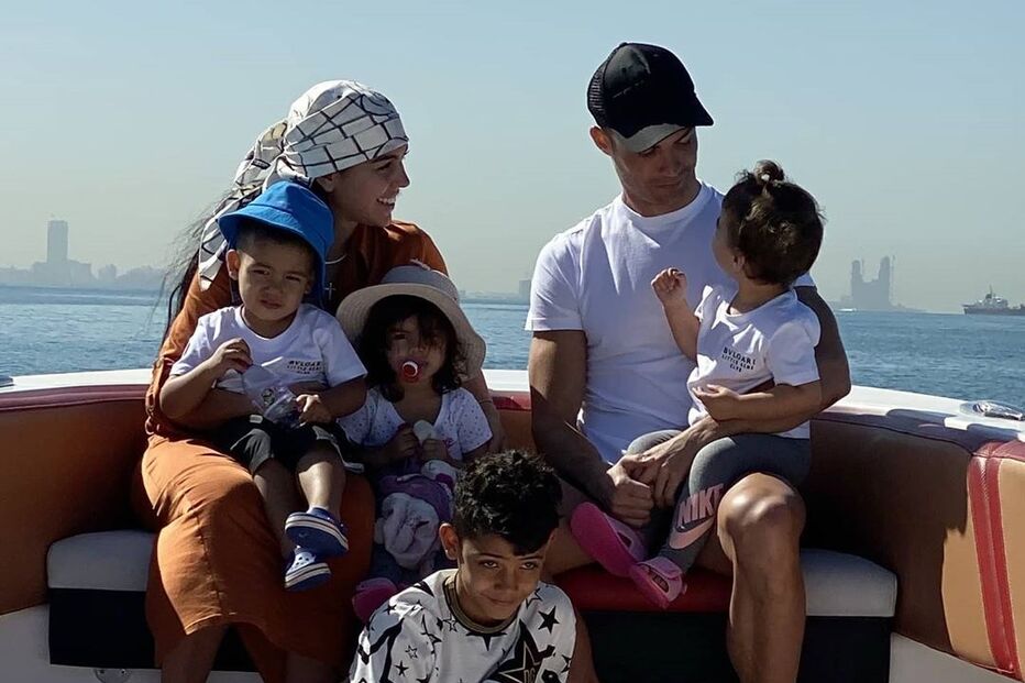 Cristiano Ronaldo com a namorada e os filhos