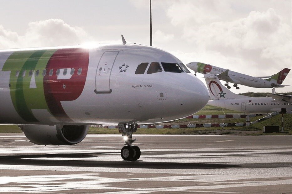 Transportadora está a cobrar “preços exorbitantes” pelas passagens aos portugueses que estão no estrangeiro e pretendem regressar ao País 