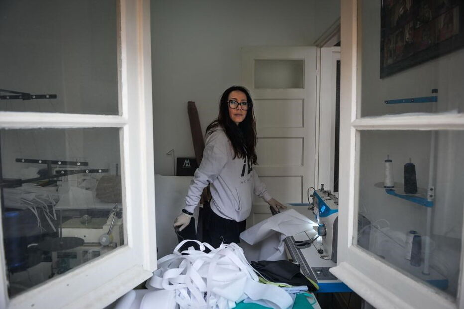 Voluntários costuram centenas de batas para ajudar Hospital das Caldas da Rainha no combate à pandemia