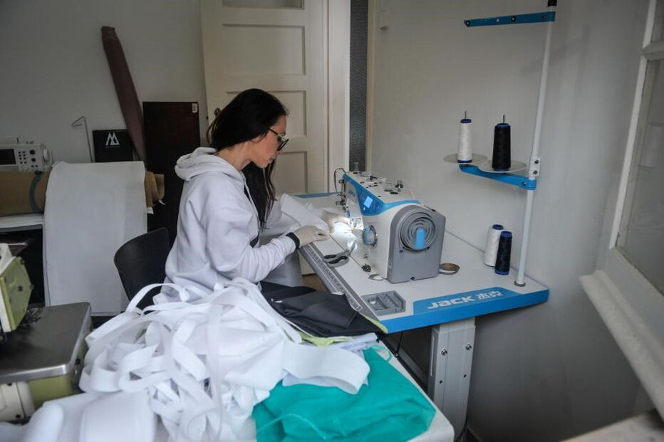 Voluntários costuram centenas de batas para ajudar Hospital das Caldas da Rainha no combate à pandemia