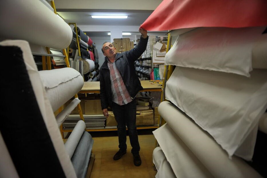 Voluntários costuram centenas de batas para ajudar Hospital das Caldas da Rainha no combate à pandemia