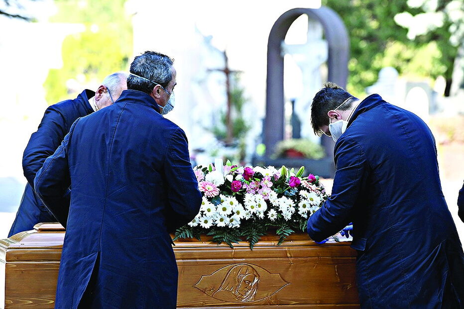 Restrições nos funerais devido à pandemia de coronavírus afetam luto 
