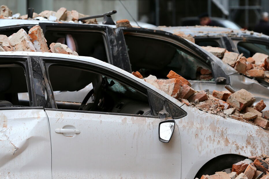 Sismo de 5.3 atinge capital da Croácia. Carros atingidos por escombros