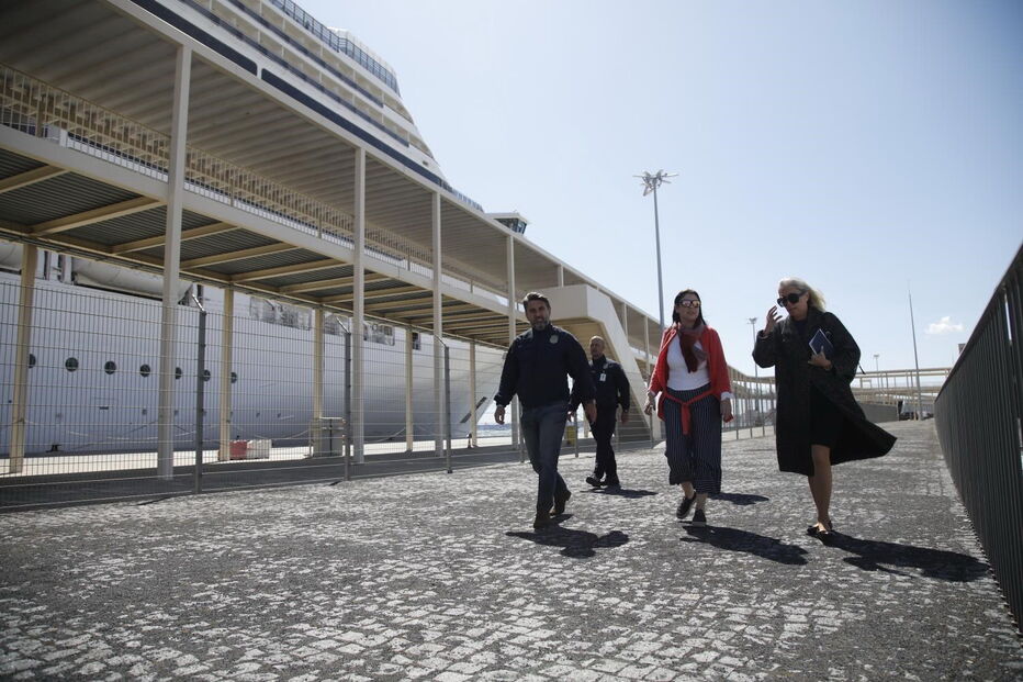 Cruzeiro proveniente do Brasil com 1338 passageiros a bordo atracou em Lisboa. 27 portugueses fazem teste ao coronavírus	