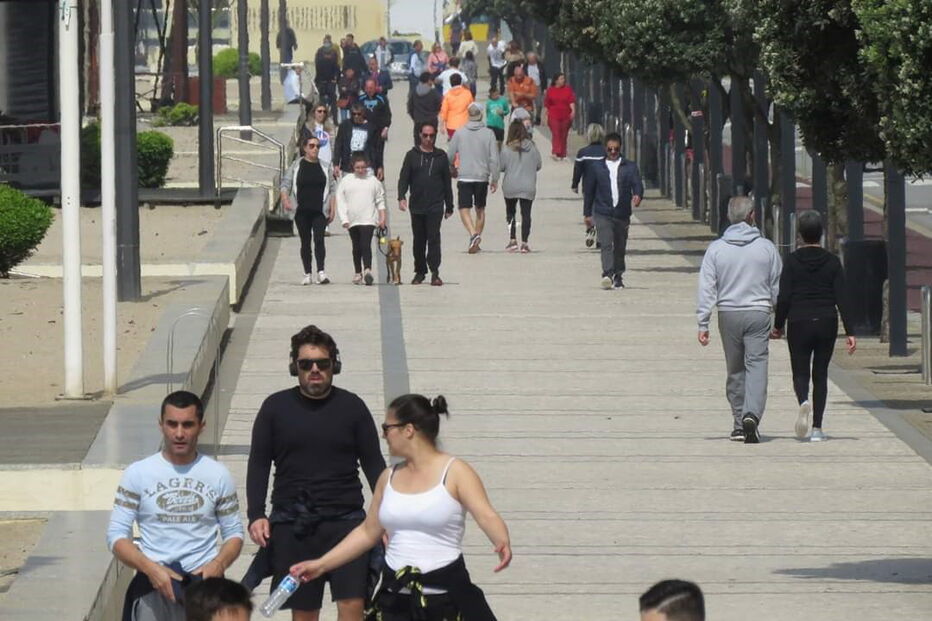 Pessoas passeiam na marginal da Póvoa de Varzim