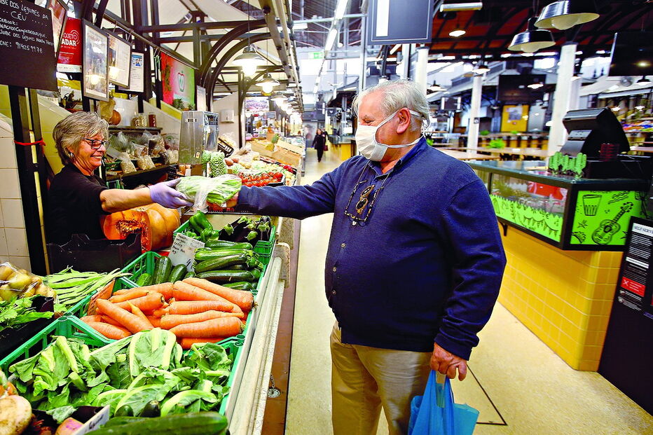 Bancas mantêm-se. Espaços de restauração são afetados
