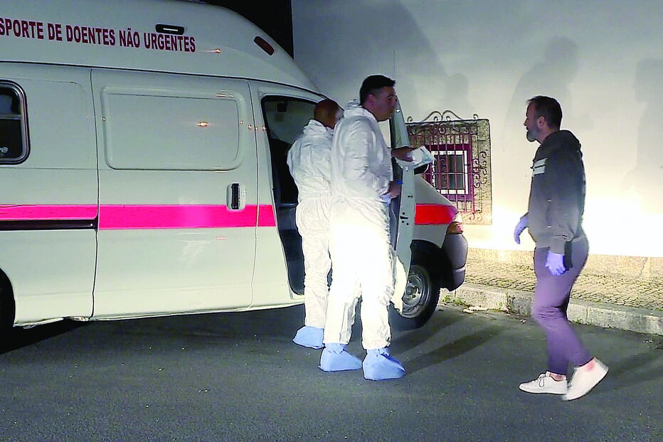 Bombeiros transportaram os idosos para o Hospital Militar do Porto  