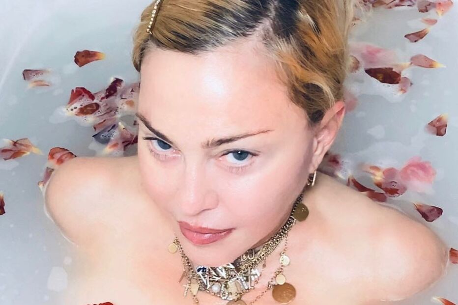 Madonna surge nua na banheira